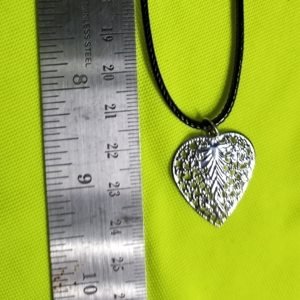 Silvertone heart ♥ filigree Black cord necklace - Picture 4 of 5